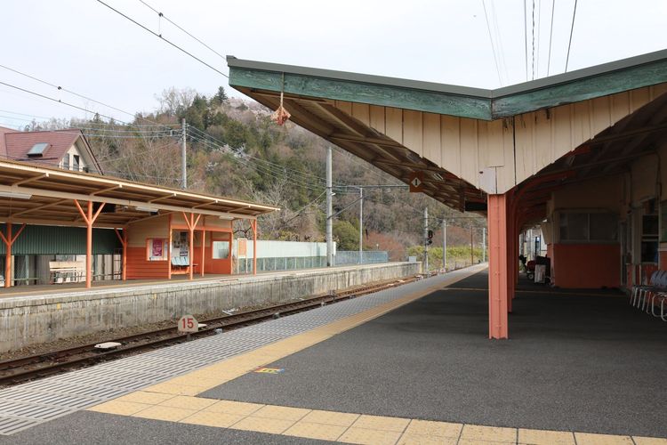 岸本祐馬と松崎将吾が駅前に降り立ち、行動を開始するシーン