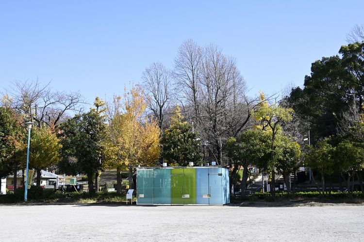 仕事の始まりに立ち寄る公園トイレ