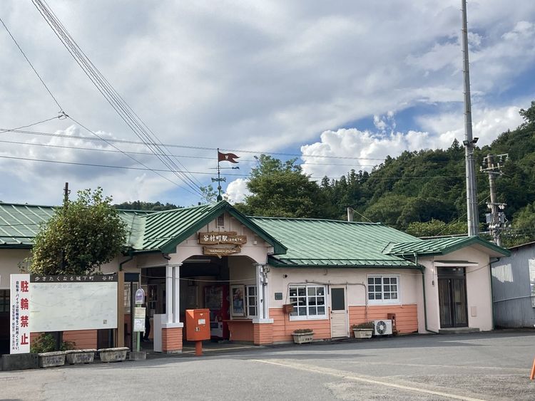 岸本祐馬と松崎将吾が駅前に降り立ち、行動を開始するシーン