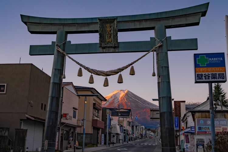 遠藤清美が自転車で走り抜ける富士山の見える鳥居のシーン