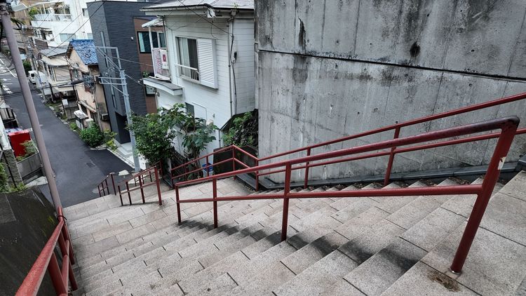 瀧と三葉がすれ違い、振り返る階段（須賀神社・男坂）