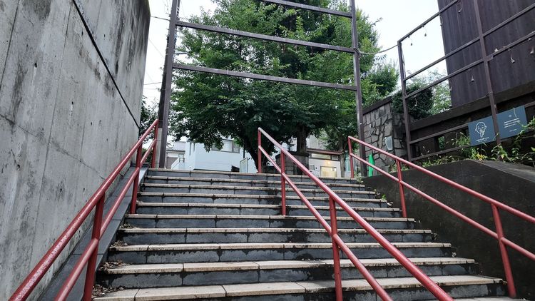 瀧と三葉がすれ違い、振り返る階段（須賀神社・男坂）
