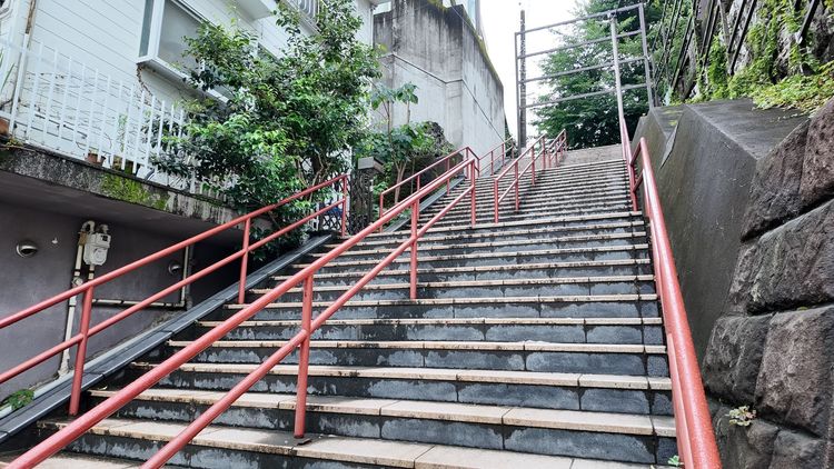瀧と三葉がすれ違い、振り返る階段（須賀神社・男坂）