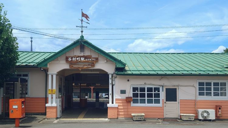 岸本祐馬と松崎将吾が駅前に降り立ち、行動を開始するシーン