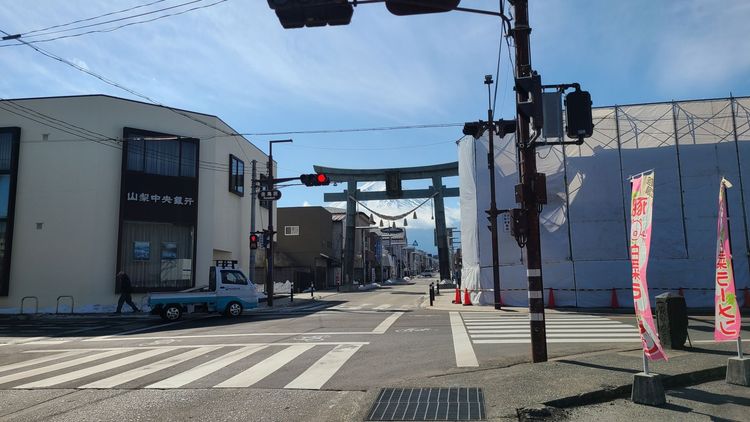遠藤清美が自転車で走り抜ける富士山の見える鳥居のシーン