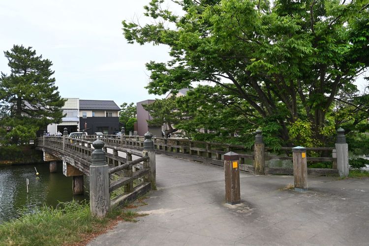 オープニングに登場する松江城が見える橋