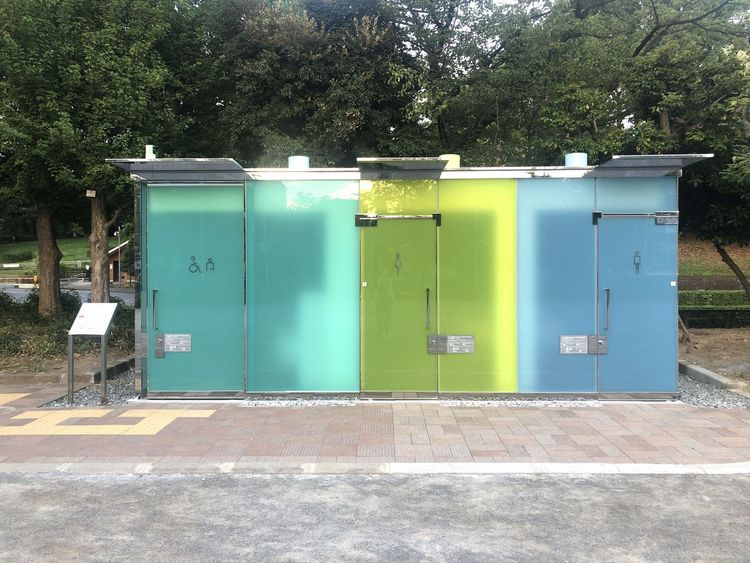仕事の始まりに立ち寄る公園トイレ