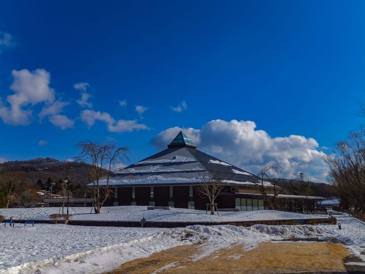 真紀とすずめと別府司と家森諭高が演奏したホール外観