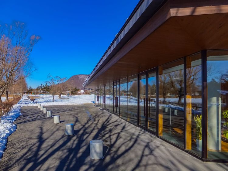 真紀とすずめと別府司と家森諭高が演奏したホール外観