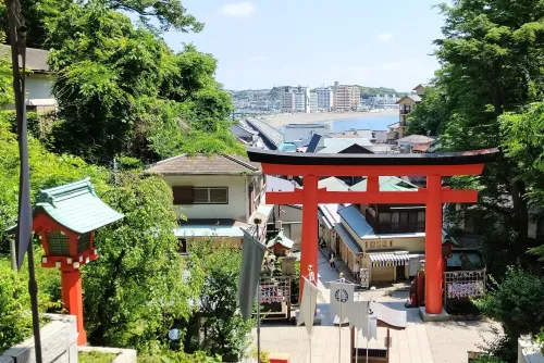 結束バンドのメンバーがバンドの活躍をお願いした朱の鳥居と石段 — 江島神社