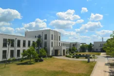 桜高の学園生活を彩る中庭 — 豊郷小学校旧校舎群（中庭）