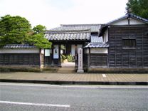 オープニングに登場する和風の家