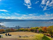 麦野早織が高台から町を見下ろして立ち尽くすシーン