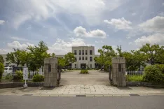 桜高のモデルとなった旧校舎の正面玄関 — 豊郷小学校旧校舎群（正面玄関）