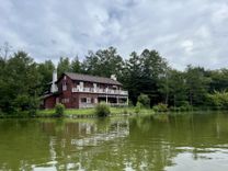 真紀とすずめと別府司と家森諭高が記念写真を撮った湖畔