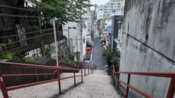 瀧と三葉がすれ違い、振り返る階段（須賀神社・男坂）