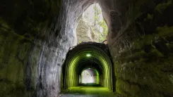 崩落事故の現場として描かれる二階建てトンネル — 養老渓谷 二階建てトンネル
