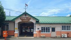 岸本祐馬と松崎将吾が駅前に降り立ち、行動を開始するシーン