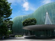 瀧と奥寺先輩がデートで歩く美術館（国立新美術館）