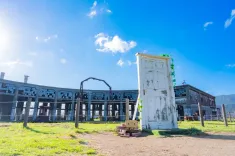 すずめが最初の「戸締まり」を行う廃墟（温泉街跡の後ろ戸）のモデル — 旧豊後森機関庫