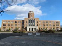 乃木が面接を受けた赤じゅうたんの部屋・瞬の警察署外観 — 茨城県庁三の丸庁舎