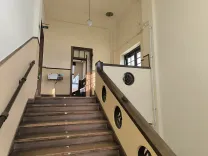 「うさぎとかめ」の像で知られる階段 — 豊郷小学校旧校舎群（うさぎとかめの階段）
