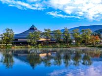 真紀とすずめと別府司と家森諭高が演奏したホール外観