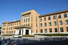 架空の「古田警察署」として登場する昭和初期築の県庁舎 — 山梨県庁舎別館